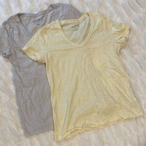 🟥SOLD🟥2 pk v-neck tees